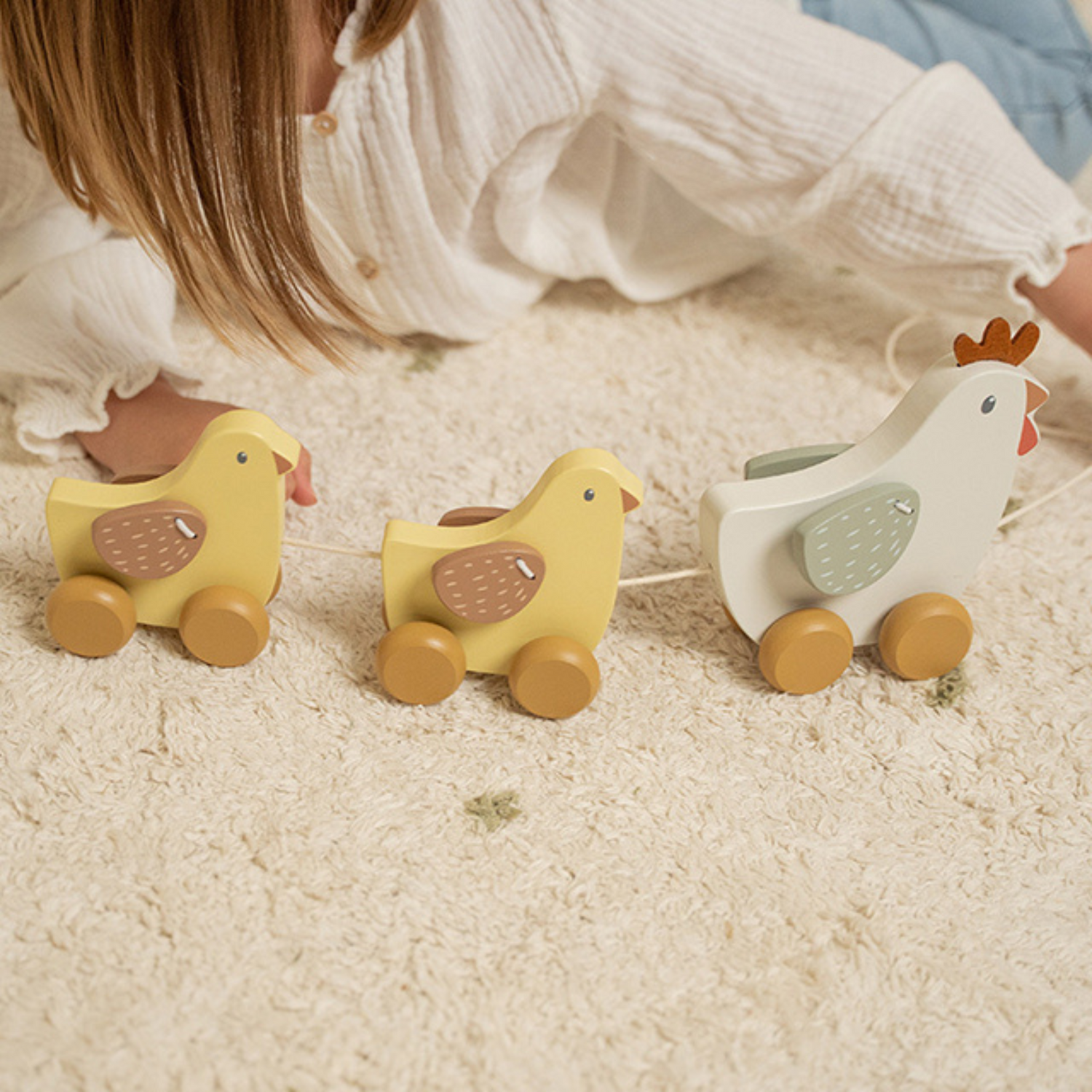 Towable toy hen with chicks