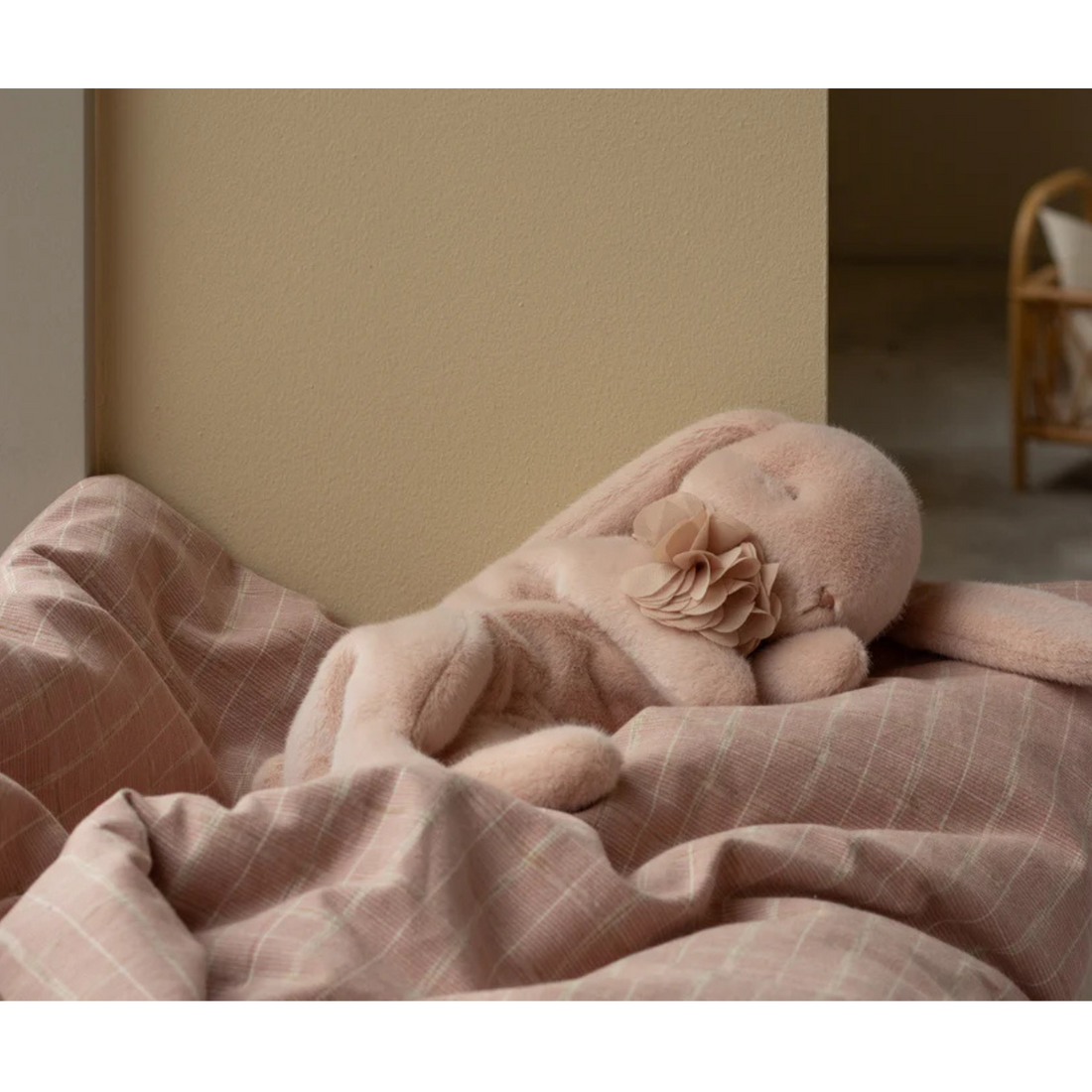 Plush sleeping bunny - Soft brown