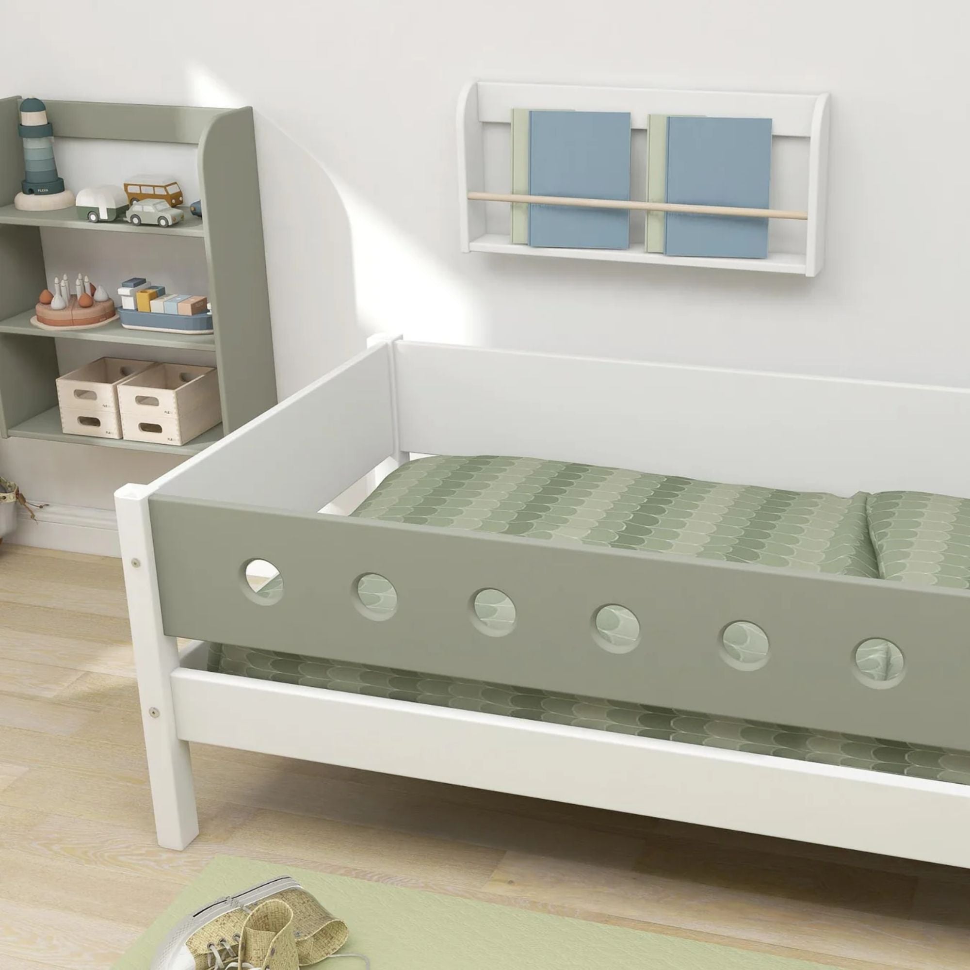 Lova su apsauginiais strypais White | Natural Green - little-goose.com