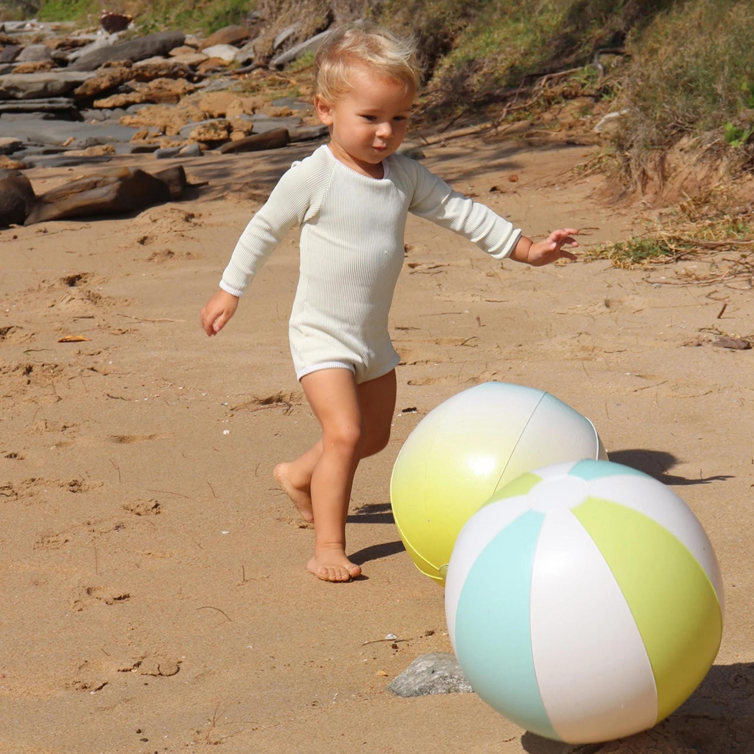 Set of inflatable beach balls (2 pcs)