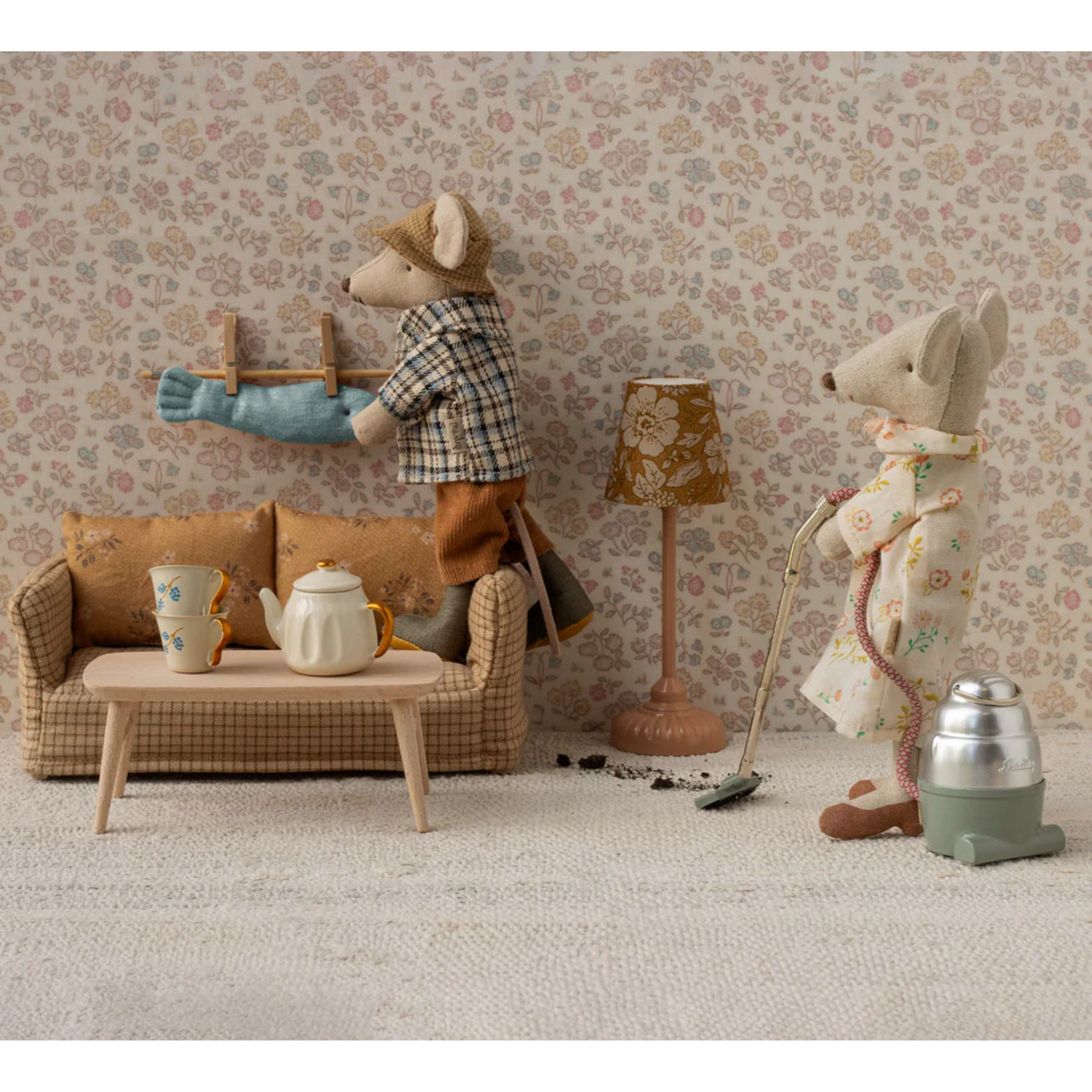 Peliukų kavos stalelis